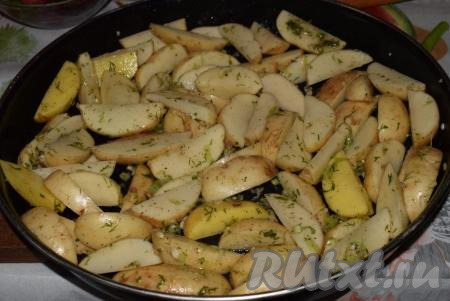 Картофельные дольки равномерно покрываем чесночным соусом и хорошо втираем соус руками в каждую дольку.