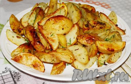 Ароматный, аппетитный, вкусный молодой картофель, запеченный с молодым чесноком в духовке, подаем в горячем виде в качестве гарнира к мясу, рыбе, грибам. Подать такую картошечку можно и в качестве самостоятельного блюда, дополнив овощным салатом.