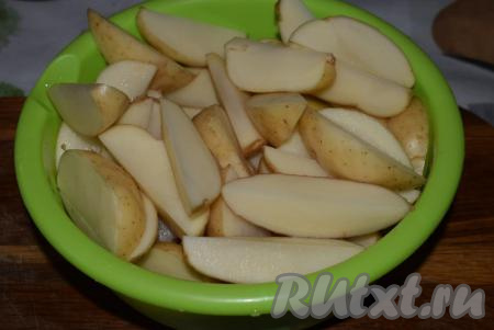 Чистый картофель нарезаем на крупные дольки (если картошка мелкая, то можно разрезать на две половинки).