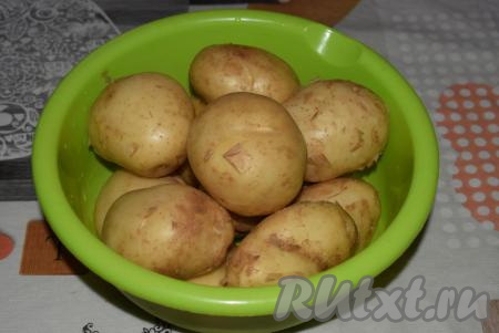 Молодой картофель замачиваем на 5-10 минут в теплой воде, для того чтобы вся грязь и земля легко отошли от клубней. Промываем картошку, не счищая шкурку.