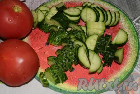 Огурцы нарежем на полукружки, помидоры - на дольки.