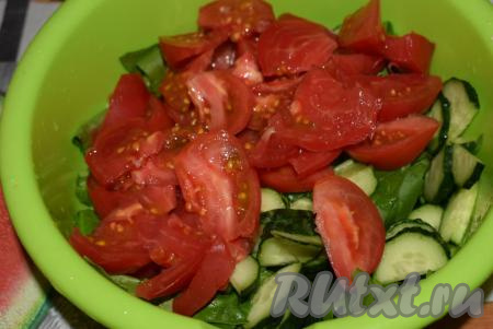Добавим к зелени нарезанные огурцы и помидоры.