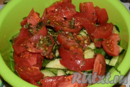 К салату из рукколы, огурцов и помидоров добавляем заправку и хорошо перемешиваем. Пробуем салат на вкус, если необходимо, то подсаливаем.