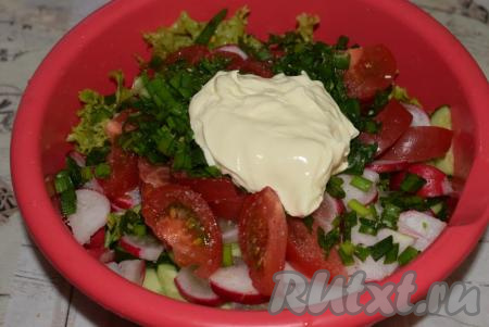 Далее солим наш салат по вкусу и заправляем сметаной, аккуратно перемешиваем ложкой.