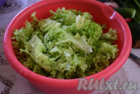 Розетку листового салата разделить на листочки и очень тщательно промыть от земли. Далее обсушить листья салата и нарвать&nbsp;на средние кусочки. Кусочки салата отправить в глубокую миску.