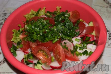 Зеленый лук, укроп, петрушку нарезаем мелко и отправляем в миску.