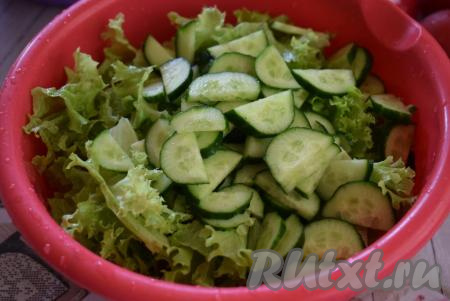 Далее режем огурцы на полукружки и также отправляем в миску.