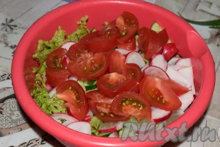 Помидоры режем на дольки и кладем в миску к остальным ингредиентам.