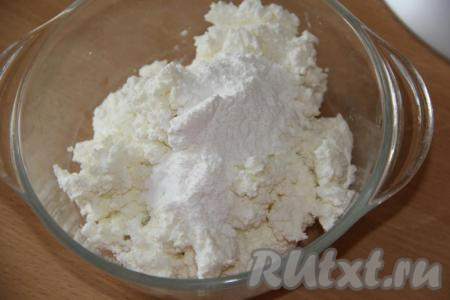 Заранее достаньте сливочное масло из холодильника, чтобы оно стало мягким. Соединить творог и сахарную пудру (можно взять сахар мелкого помола). Творог лучше брать пожирнее, я использовала творог жирностью 9%. Пробить творог с сахарной пудрой погружным блендером до однородного состояния.