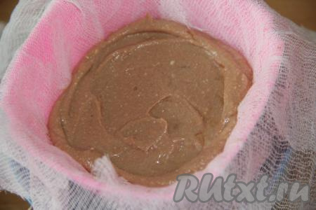 Выложить массу в форму, поверх белого слоя, поставить на 15 минут в холодильник.