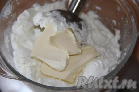 Затем добавить мягкое масло и пробить массу до однородности.