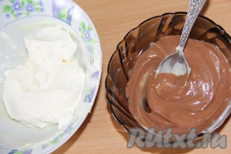На водяной бане растопить молочный шоколад. 150 грамм творожной массы соединить с растопленным молочным шоколадом. 