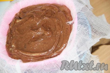 Выложить получившуюся массу в форму.