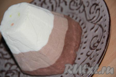 Готовую творожную пасху освободить от марли, перевернуть на тарелку, снять форму и марлю.&nbsp;