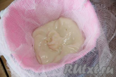 Форму для пасхи выстелить марлей, сложенной вдвое (концы марли должны свисать с краёв формы). Выложить в форму массу с белым шоколадом. Поставить форму в миску и отправить в холодильник минут на 15. Пока первый слой охлаждается, приготовить следующий слой.