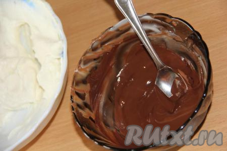 Тёмный шоколад растопить на водяной бане и соединить с оставшейся творожной массой.