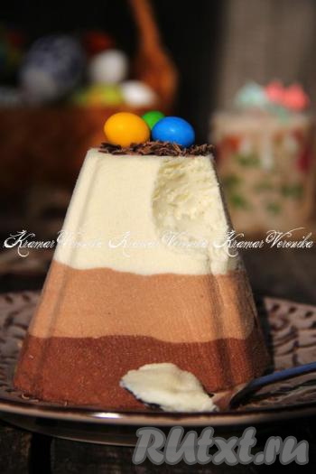 Украсить пасху по желанию. Я сделала гнездо из тёртого шоколада и выложила цветные камушки. Посмотрите, какая красивая и очень вкусная творожная пасха "Три шоколада" получилась, при этом в рецепте мы не использовали яйца.