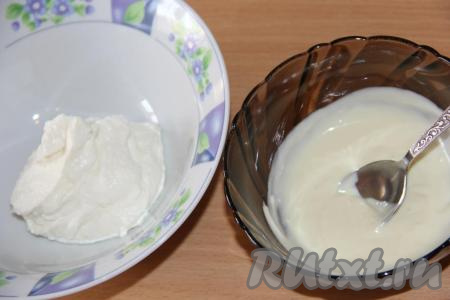 Белый шоколад растопить на водяной бане. 50 грамм творожной массы соединить с растопленным белым шоколадом.
