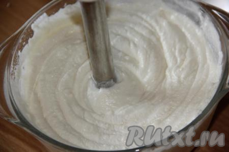 Тщательно перемешать массу. Она получится однородной и в меру густой. У меня получилось 400 грамм творожной массы.