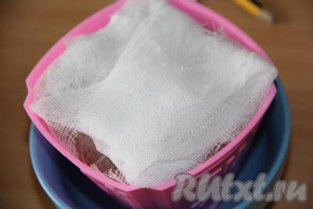 Накрыть массу свисающими краями марли. Сверху поставить блюдце и груз. Убрать форму в холодильник на 12-15 часов. Периодически в миску, в которой стоит форма, из творожной массы будет выделяться жидкость, которую нужно сливать.