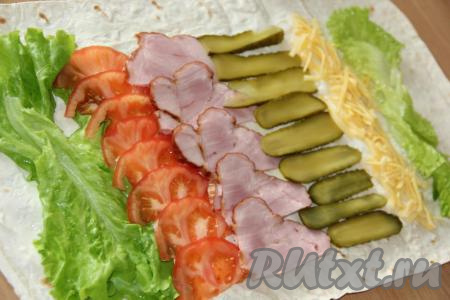 Твердый сыр натереть на крупной тёрке и выложить полоской рядом с огурчиками, Последними положить&nbsp;2-3 листочка&nbsp;салата.