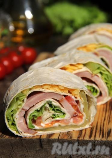 Готовый аппетитный, вкусный рулет из лаваша с начинкой из&nbsp;ветчины&nbsp;и помидоров&nbsp;нарезать на кусочки шириной, примерно, 2 см и подать к столу.