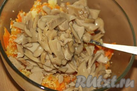 С шампиньонов слить жидкость и добавить к кускусу с овощами, перемешать и начинка для фарширования курицы готова. Если у вас нет грибов, то можно сделать начинку и без них, будет тоже вкусно.