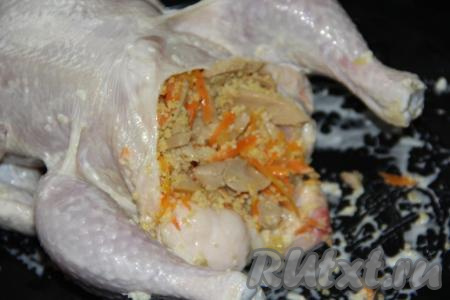 Плотно нафаршировать куриное брюшко начинкой.