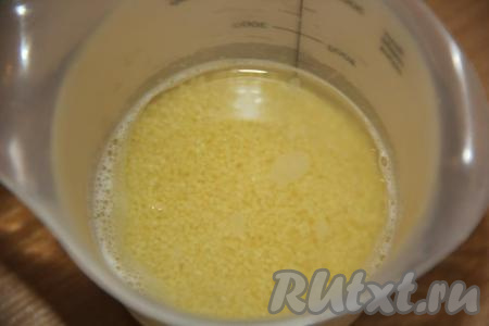 Пока наша курочка маринуется, приготовить кускус. Залить кускус 200 мл крутого кипятка и оставить на 10 минут.