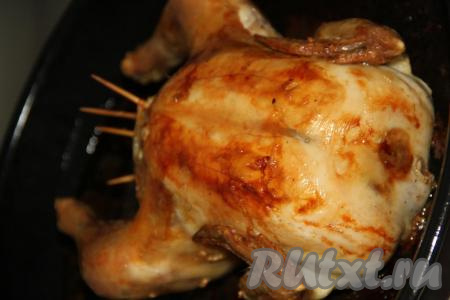 Время приготовления зависит от размера курицы и вашей духовки. Готовность можно проверить, проколов мясо вилкой или ножом (если при прокалывании выделяется прозрачный сок без примесей сукровицы - значит курочка готова).