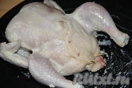 При помощи зубочисток закрыть отверстия в районе шеи и в брюшке курицы. Выложить цыплёнка на противень. На дно противня налить немного воды. Поставить курицу, фаршированную кускусом, в разогретую духовку и запекать 1 час&nbsp;- 1 час 20 минут при температуре 200 градусов.