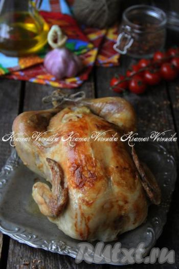 Достать готовую курочку из духовки, переложить&nbsp;на тарелку и удалить зубочистки. Вот такая румяная и аппетитная курица,&nbsp;фаршированная кускусом, получилась. 