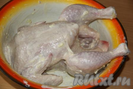 Затем добавить майонез и хорошо обмазать цыплёнка со всех сторон и внутри. Оставить мариноваться на 1 час.