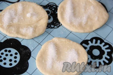 Кружочки теста, смазанные маслом, присыпать сахаром.