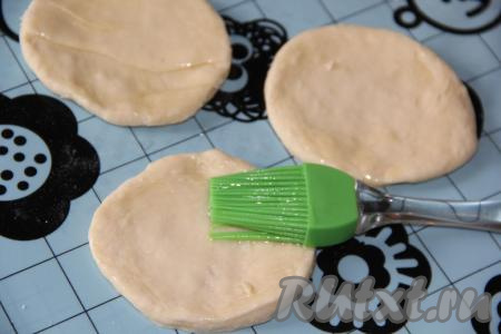Слегка растянуть кружочки руками и с помощью силиконовой кисти каждый кружочек смазать растительным маслом.