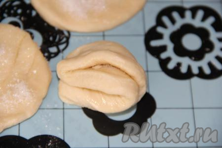 Сложить каждый кружок теста пополам, а затем ещё раз. Получится треугольник с сахаром внутри, как на фото.