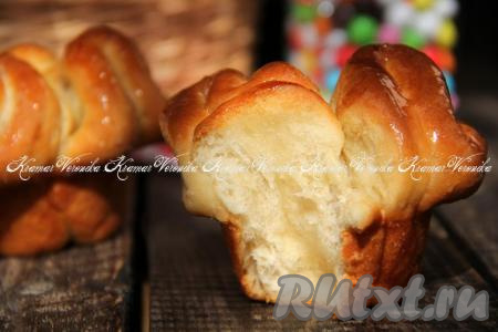 Вот такие красивые и воздушные булочки с сахаром получились. Их очень вкусно кушать с молочком. Булочки из дрожжевого теста на кефире - это очень вкусная и аппетитная домашняя выпечка. Кстати, такой вариант формовки - очень удачный, булочки выглядят красиво, а сформировать их совершенно несложно.