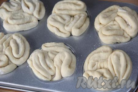Выпекать булочки будем в форме для кексов, смазанной маслом. В каждую лунку выложить по три треугольничка и оставить булочки для расстойки на 1 час.