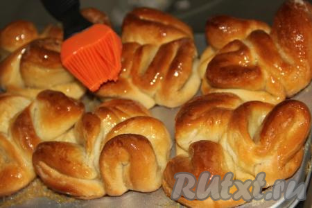 Выпекать воздушные булочки из дрожжевого теста на кефире в разогретой духовке 30-35 минут при температуре 200 градусов. Готовые булочки станут золотистого цвета. Горячие булочки с помощью силиконовой кисти смазать мёдом.