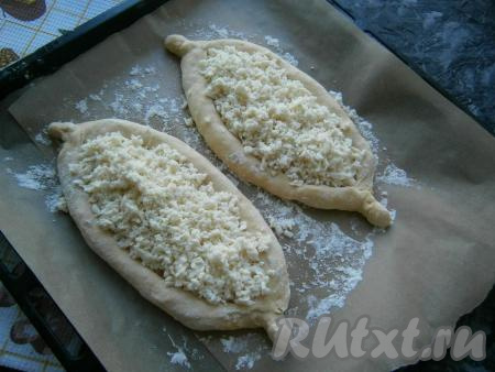 Наполнить "лодочки" сыром.