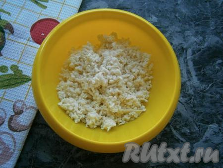 Адыгейский сыр натереть на терке. Этот сыр слегка соленый, поэтому его нужно посолить по вкусу.