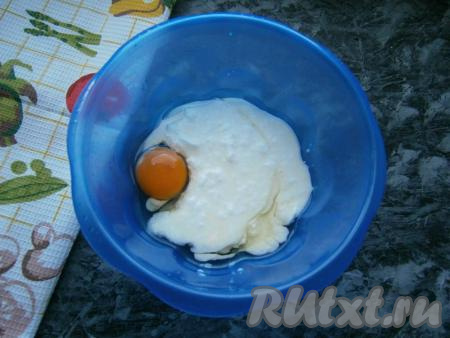 Кефир комнатной температуры влить в миску, добавить сырое яйцо, соль и растительное масло.