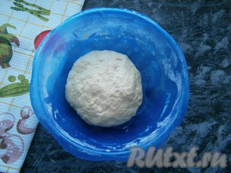 Замесить плотное, но не тугое и не липнущее тесто, прикрыть его пленкой и оставить на 30-40 минут.
