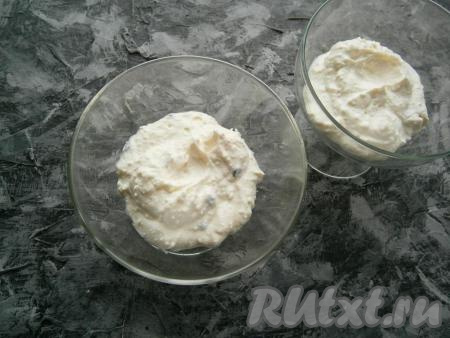 В креманки (стаканы или формочки) выложить половину творожной массы.