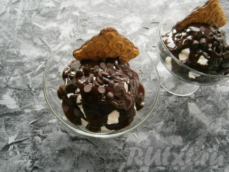 Горкой выложить оставшуюся творожную массу, сверху полить оставшимся апельсиновым соком и растопленным шоколадом. Украсить десерт печеньем (я украсила ещё и шоколадными каплями).