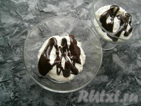 Полить небольшим количеством растопленного шоколада.