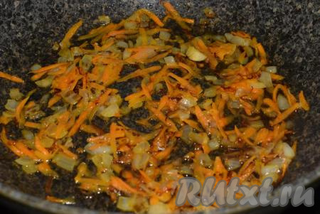 Разогреем в сковороде растительное масло, затем выложим морковку и лук, обжарим на небольшом огне, примерно, 8-10 минут, периодически помешивая (до мягкости овощей). В конце приготовления добавим к овощам 1 столовую ложку воды.
