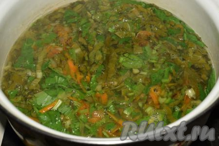 Как только картофель полностью сварится, добавляем соль по вкусу, обжаренные овощи и щавель, доводим до кипения.