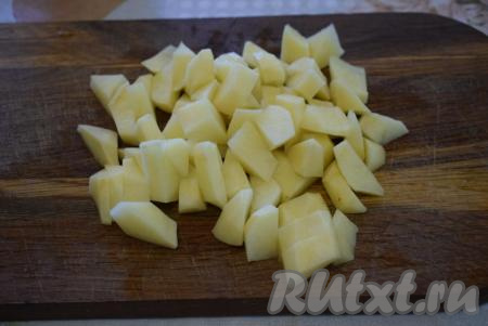 В кастрюлю нальем 2,5 литра воды, отправим на огонь. Картофель, лук и морковь очистим. Картошку нарежем на дольки среднего размера.