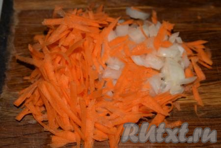 Далее приготовим зажарку, для этого нарежем лук на мелкие кубики, а морковь натрем на крупной терке.